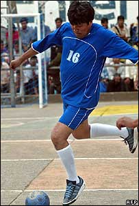 Evo Morales chutando bola de futebol