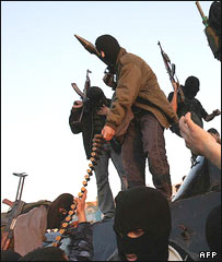 مردان مسلح حماس پس از تصرف خودرو زرهی متعلق به گارد رييس تشکيلات خودگردان