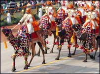 Lula e sua esposa, Marisa, no túmulo de Gandhi