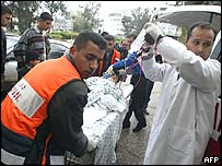 शव ले जाते फ़लस्तीनी लोग