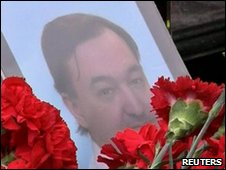 Цветы у портрета Сергея Магнитского