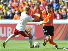 فان بيرسي( يمين) والمدافع أجر