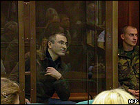 خودورکوفسکی در جايگاه متهم در دادگاه شهر مسکو