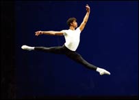 Salto na coreografia de George Balanchine no balé 'Agon'