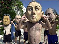 Демонстранти в Канкуні в масках керівників розвинених держав