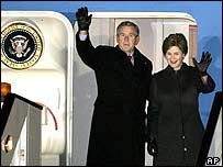 جورج و لورا بوش هنگام عزيمت به اروپا