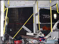 Interior do vagão destruído no atentado de 7 de julho perto da estação Aldgate