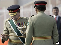 پرویز مشرف در مراسم کناره گیری از ریاست ستاد ارتش