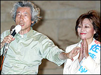 Thủ tướng Koizumi (bên trái)