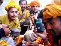 कमेंट्री सुनता क्रिकेट प्रशंसक