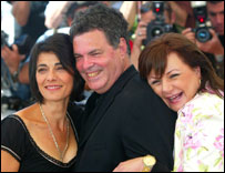 O diretor Amos Gitai, entre as atrizes Hiam Abbass e Hannah Laslo (foto AP)