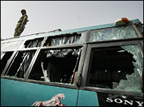 ग्रेनेड हमले से क्षतिग्रस्त बस