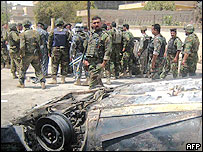 Soldados iraquianos reunidos em local de ataque, na cidade de Kirkuk