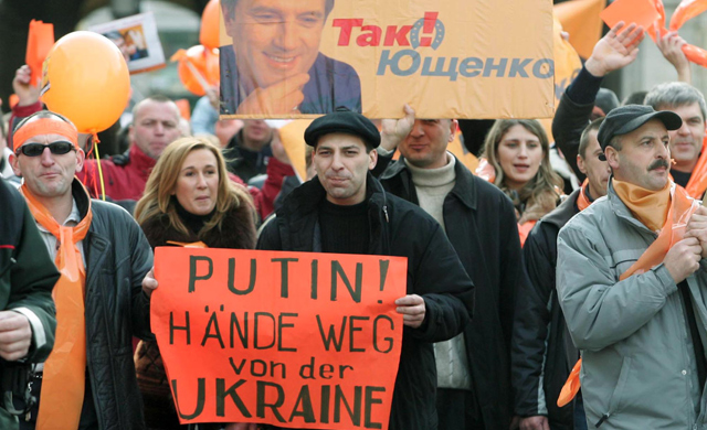 पोस्टर लिए युशचेंको के समर्थक जिस पर लिखा है- हैंडस ऑफ़ पुतिन. तस्वीर-एपी