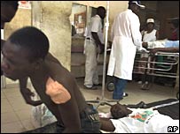 Feridos atentidos em posto de saúde no Haiti