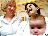 Mulheres segurando bebê