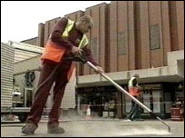 清洁地上的口香糖