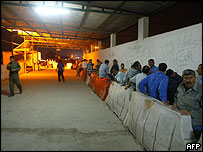 Filistinli işçiler sınırda 