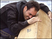 Tabut başında ağlayan bir Iraklı