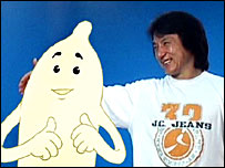 Kamboçya'da AIDS'le mücadele kampanyasına katılan aktör Jackie Chan