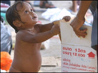 राहत सामग्रियों का वितरण