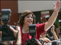 Lourdes Flores é saudada por correligionários em Lima