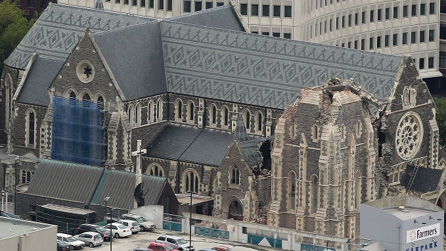 Twr Christchurch wedi cwympo