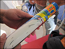 Un pariente enrolla una revista "Barrabases" para mandarle a un minero, adaptandola a los 7 centimetros de diametro que tienen las sondas de comunicacion