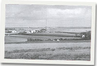 Safle Palas y Tylwyth Teg (neu Cartre'r Peilon fel y mae heddiw). Pen yr Orsedd yw'r fferm. Tŷ newydd (Bwthyn Daisey), lle y dychmygwn yr oedd Rhyd Lasgrug, Glasgraig Fawr ar y chwith, Llyn Alaw yn y cefndir.