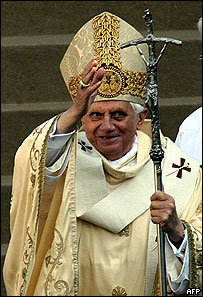 Papa Bento 16 celebra missa em Aparecida