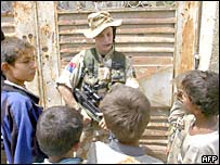 سرباز بريتانيايی  و کودکان بصره