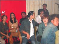 Sự căng thẳng của các ca sĩ trước giờ lên sân khấu