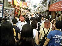 Consumidores nas ruas de Tóquio