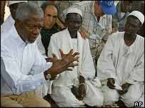 کوفی عنان در گفتگو با آوارگان دارفور