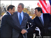 Các ông Sarkozy, Bush và Barroso (từ trái sang)