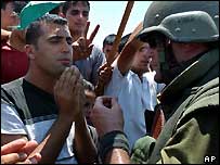 Palestinos e sldadoas israelenses em Nablus