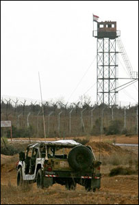 Jipe israelense patrulha entre Israel e o Egito