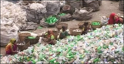 Trabalhadora em fábrica de reciclagem em Bangladesh