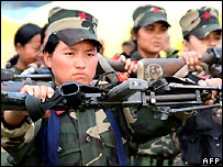 हथियार सौंपते माओवादी