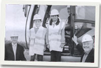 Rhys Hughes y pennaeth, y Cyng Dai Rees Jones a dau o ddisgyblion hynaf yr ysgol