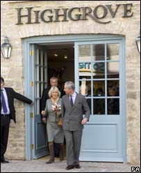 查尔斯王子偕夫人开门迎客