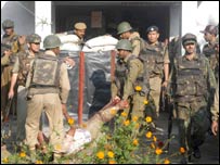 हमले के बाद  शिविर से बाहर निकाले जाते शव