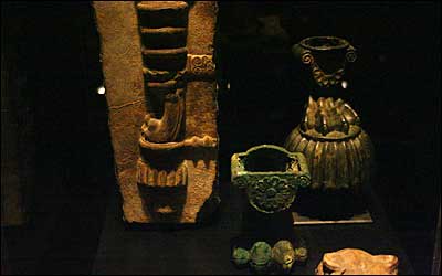 قفسه اشیا پیدا شده در کاخها