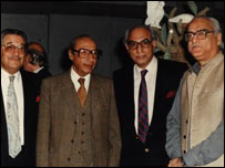 اعجاز بٹالوی دوستوں کے ہمراہ