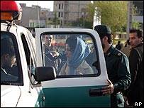 Mulheres que respondem à repreensão da polícia são presas