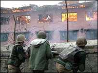 پولیس اور شدت پسندوں میں جمعہ سے لڑائی جاری تھی