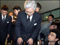 Shojiro Nanya, diretor da empresa que operava o trem acidentado, pede desculpas aos familiares das vítimas