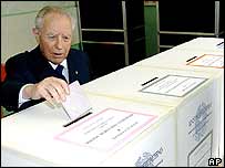 O presidente Carlo Azeglio Ciampi deposita seu voto