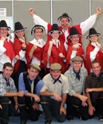 Rhai o aelodau Grwp Dawnsio Talwenog, Caerfyrddin ar ôl ennill Grwp Dawnsio Stepio. 