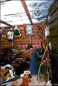 Kevin Davies foi mantido dentro deste galpão por seis semanas